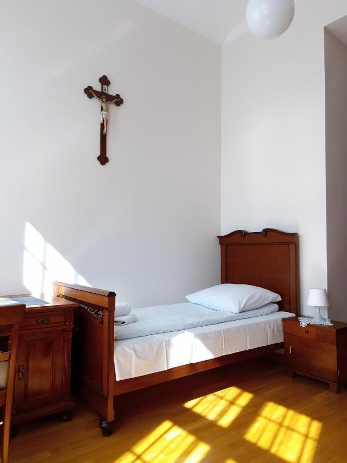 Bed and Breakfast Dom Notre Dame à Wrocław Extérieur photo